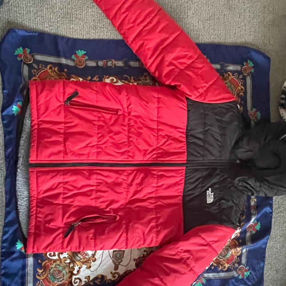 North face puffer zipper on left side is broken other than that it’s like new